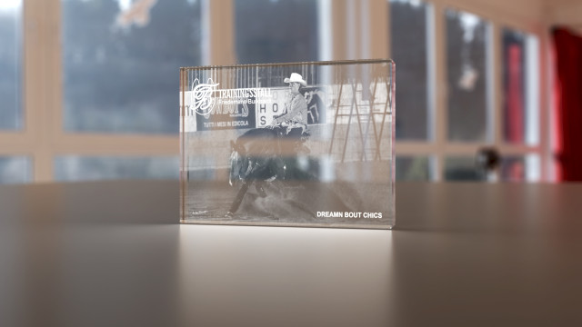 Glaspokal mit Lasergravur, Druck des Logos auf der Frontseite
Image